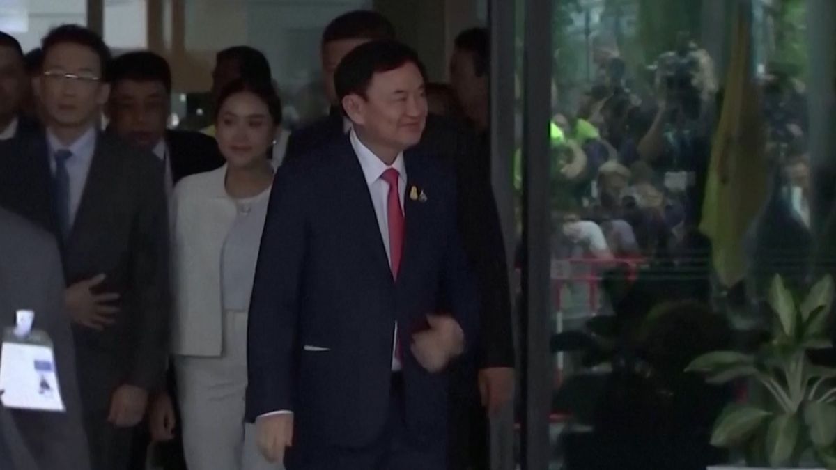 Bývalý thajský premiér Šinavatra se po 15 letech vrátil do země. Skončil okamžitě ve vězení